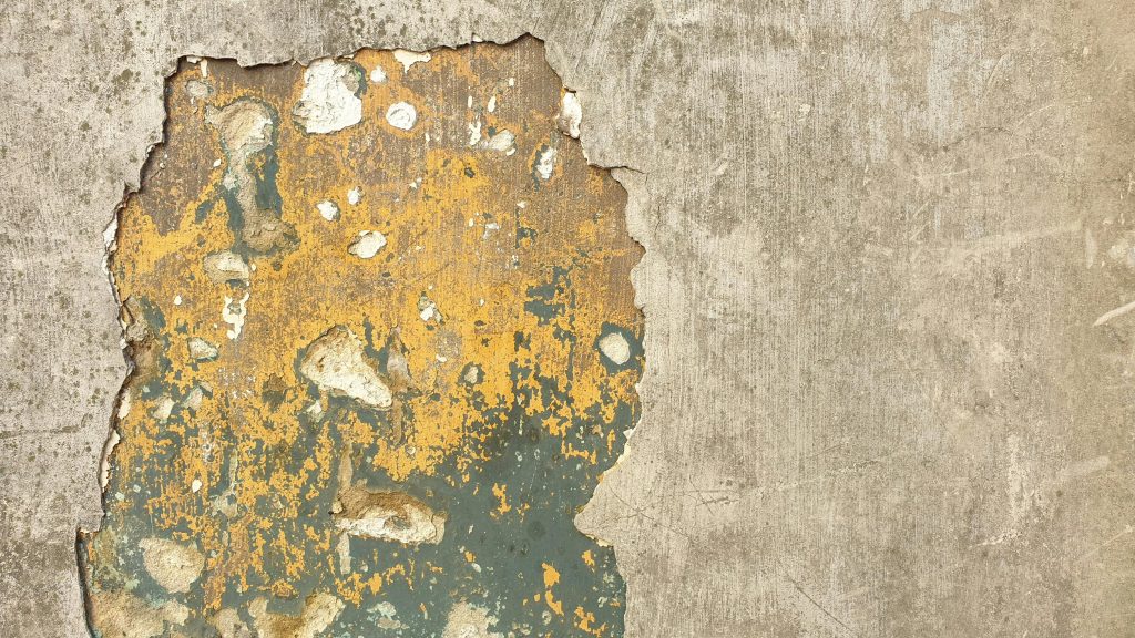Comment enlever l&rsquo;enduit ciment sur un mur en pierre ?