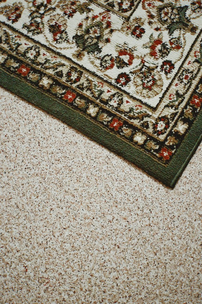 Moquette de pierre : avantages et inconvénients réels ?