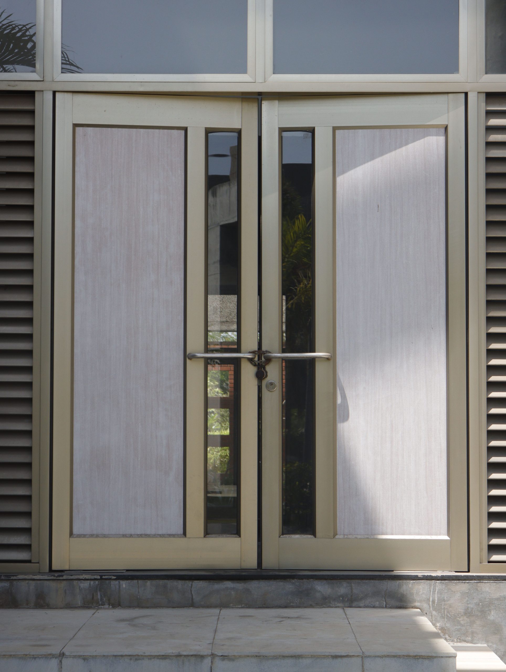 Choisir cadre porte metal guide