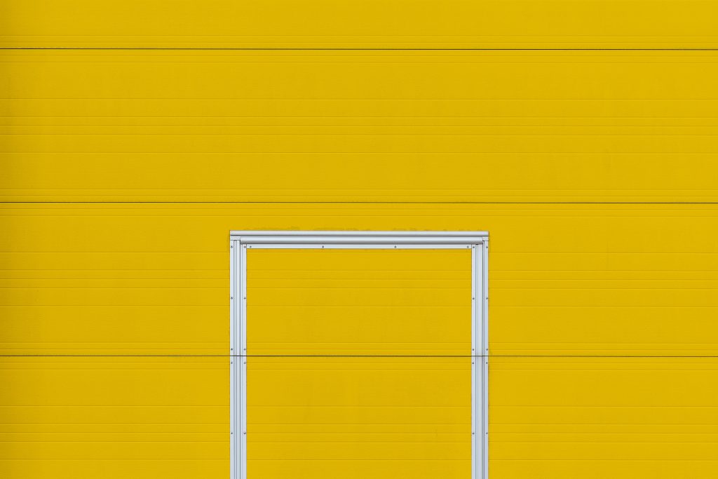 Comment bien choisir son cadre de porte metal ?