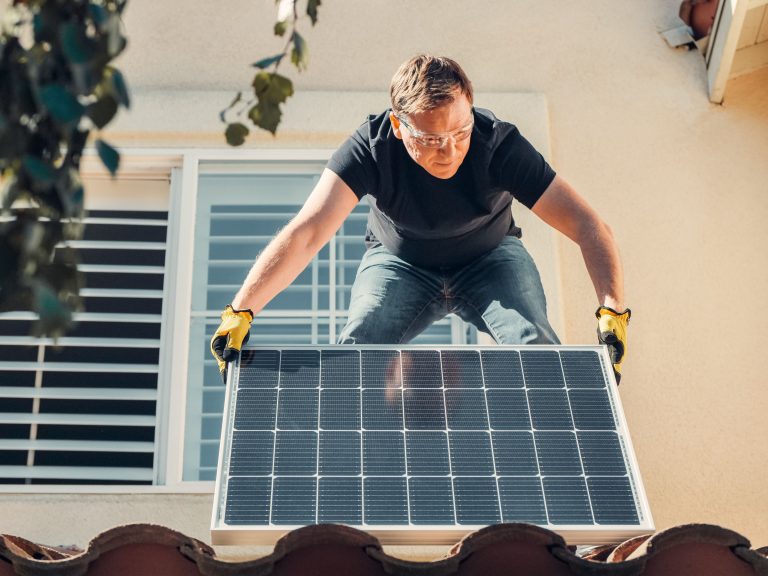 Comment bien fixer un panneau solaire sur tuile ?