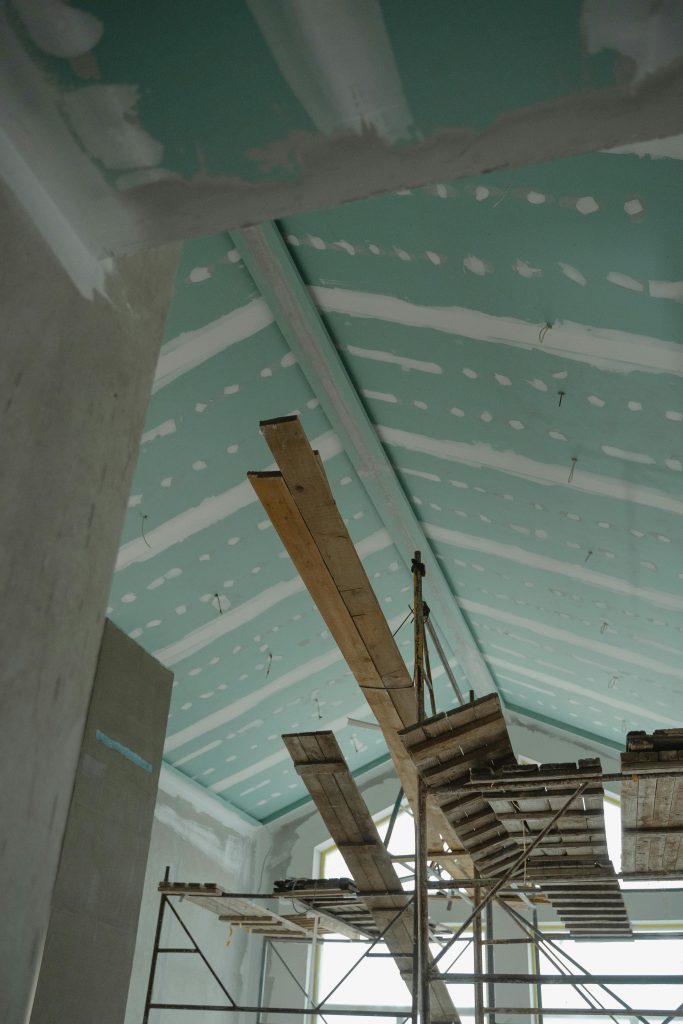 Quelle hauteur minimale pour un faux plafond ?