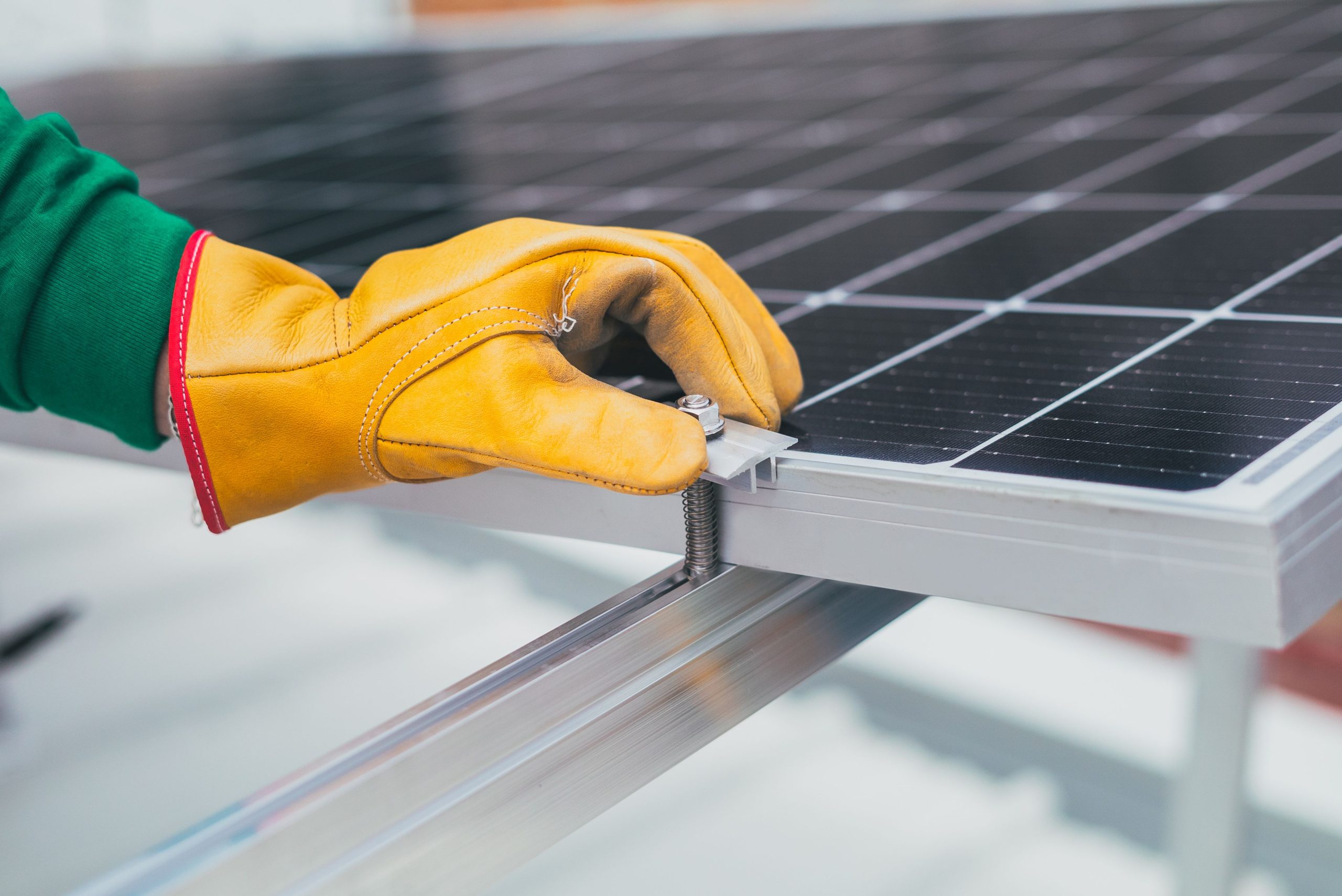 Installation panneau solaire fixation sur tuile