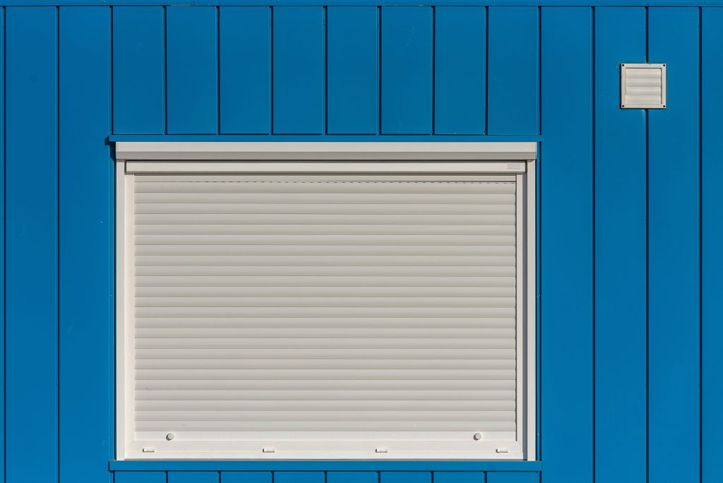 Combien coûte vraiment l&rsquo;installation de volets roulants blancs ?