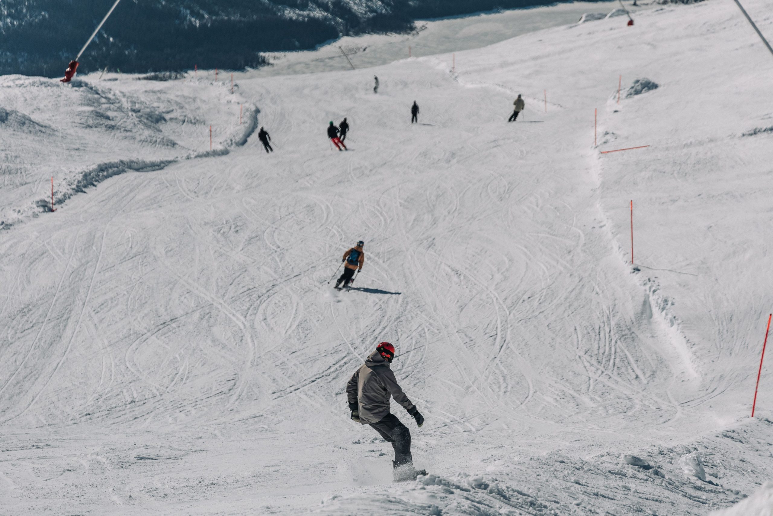 Snowboarders et skieurs sur pente enneigée