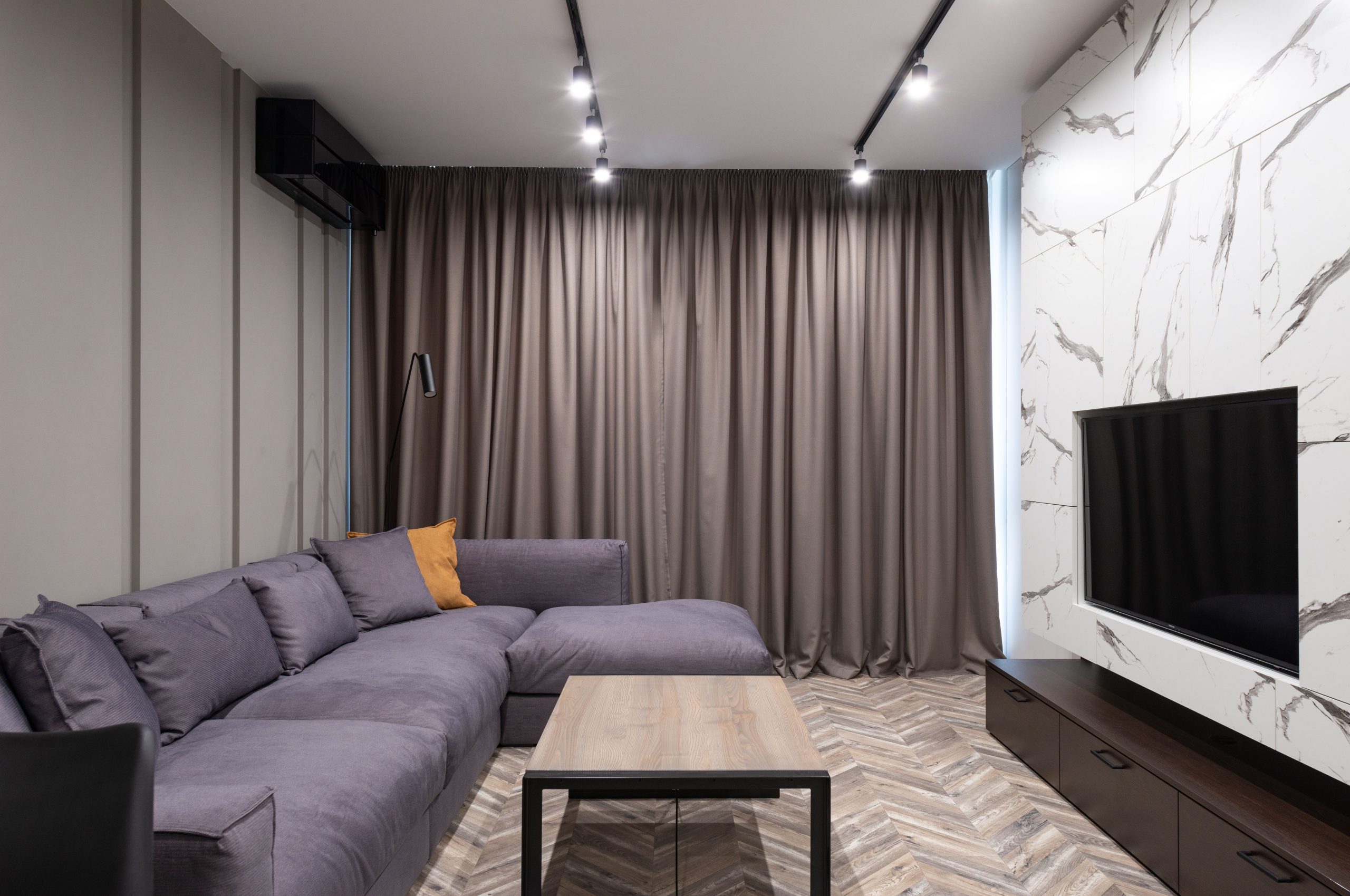 Salon moderne spacieux avec canapé d'angle
