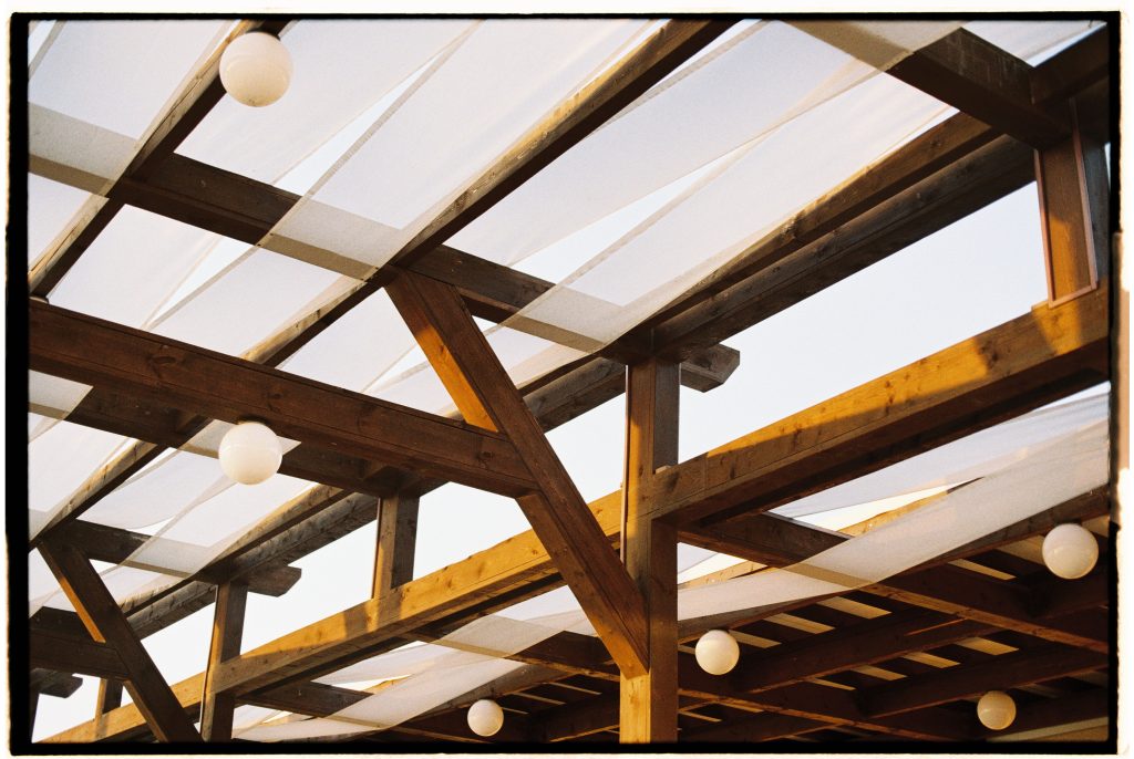 Bâche de pergola sur mesure : ça dure vraiment plus longtemps ?