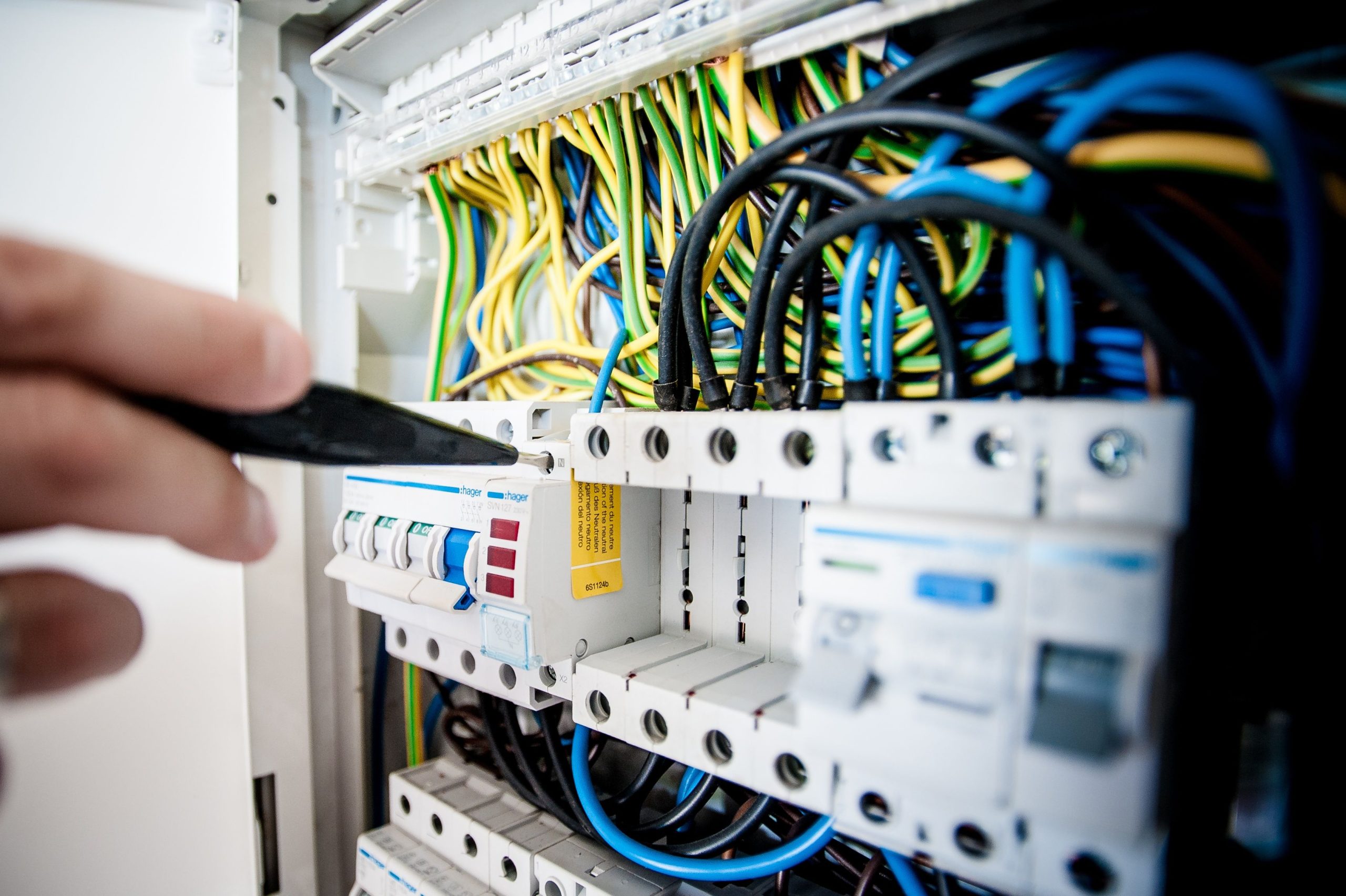 Électricien travaillant sur panneau disjoncteur coloré