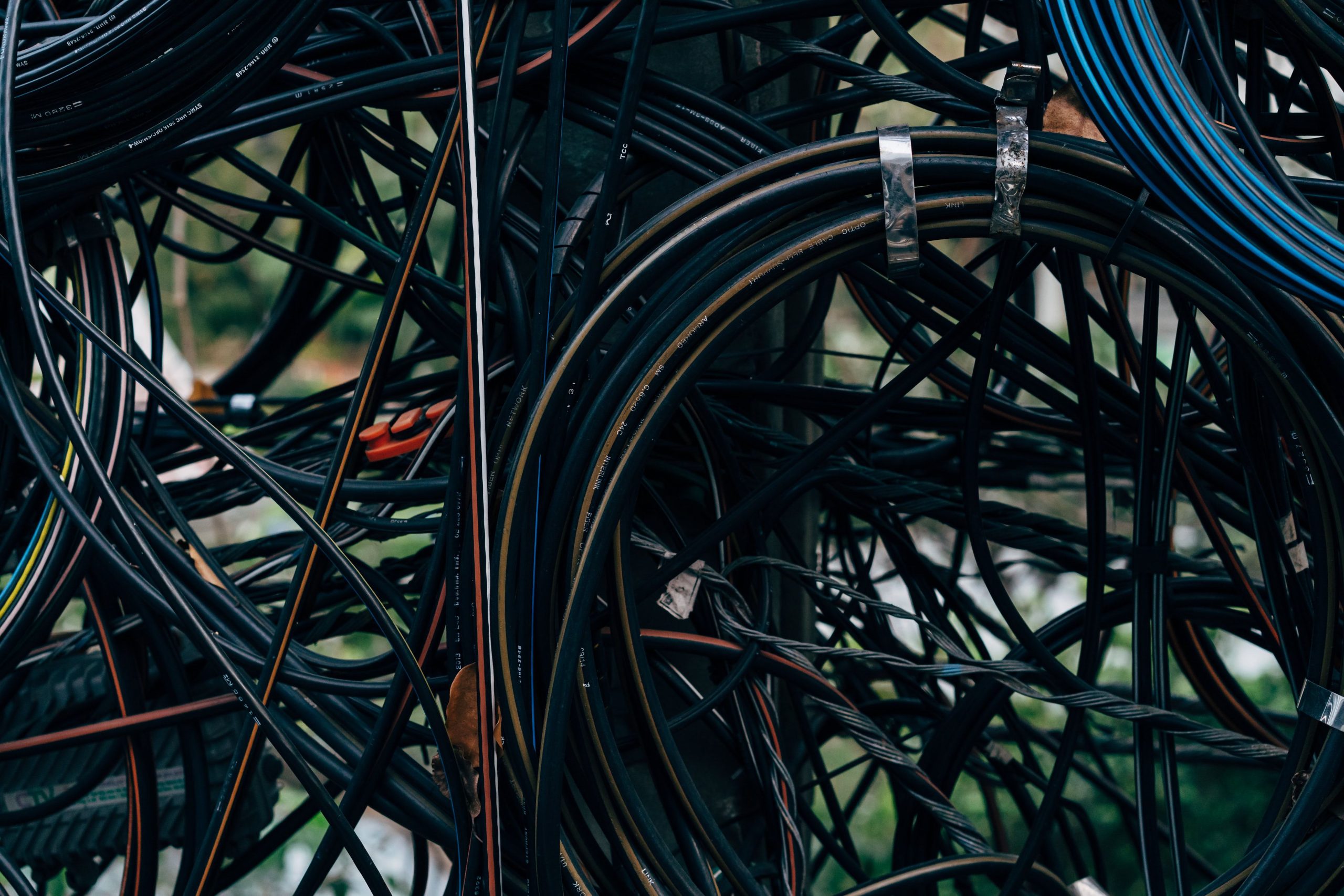 Enchevêtrement complexe de fils électriques extérieurs