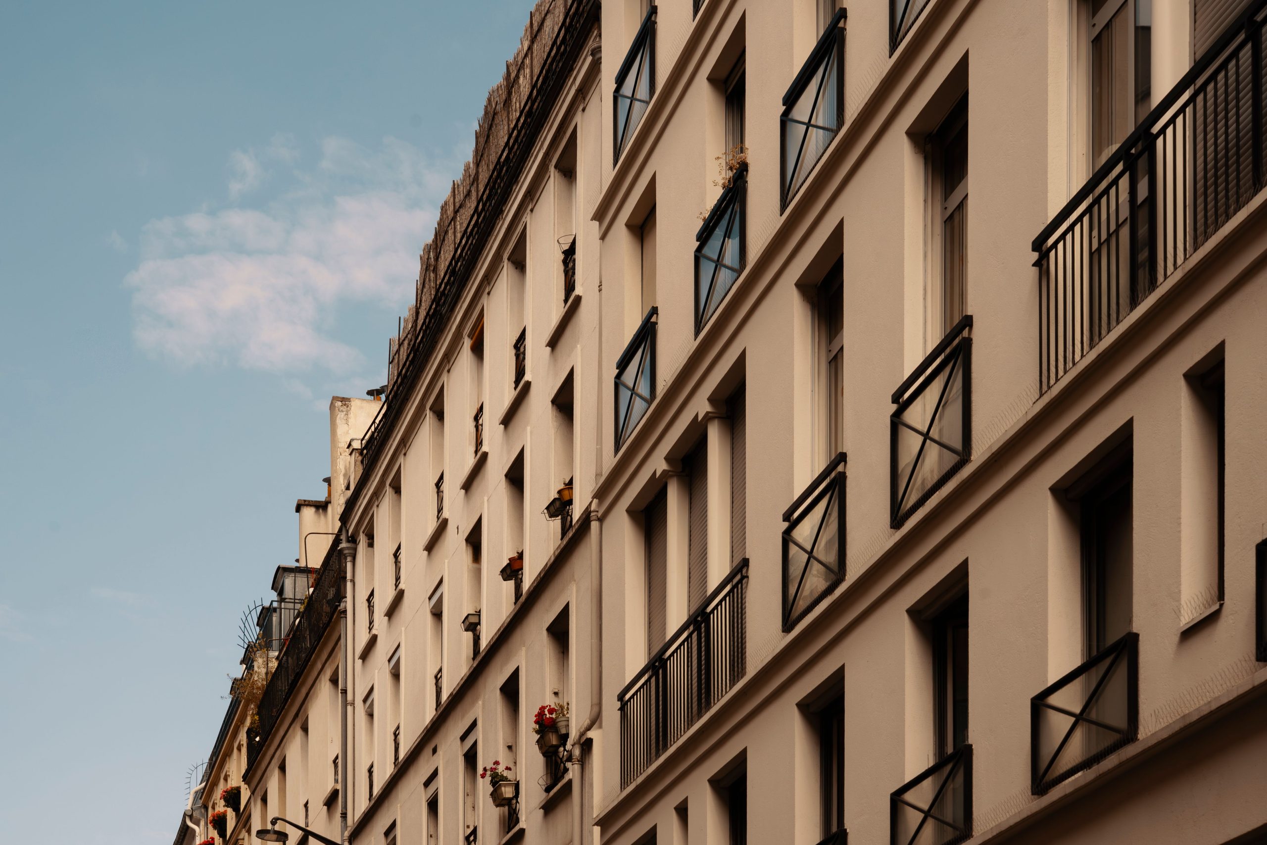 Immeuble urbain élégant avec balcons en fer
