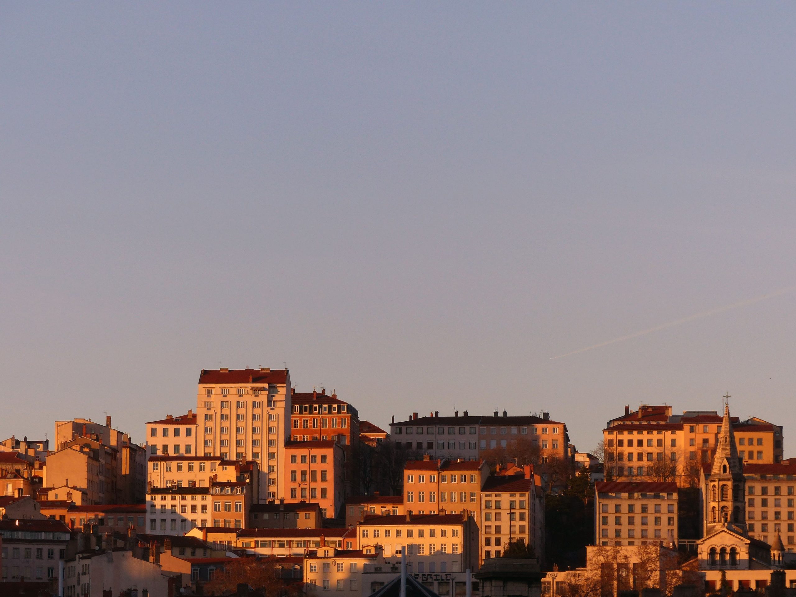 Coucher de soleil sur immeubles résidentiels lyonnais