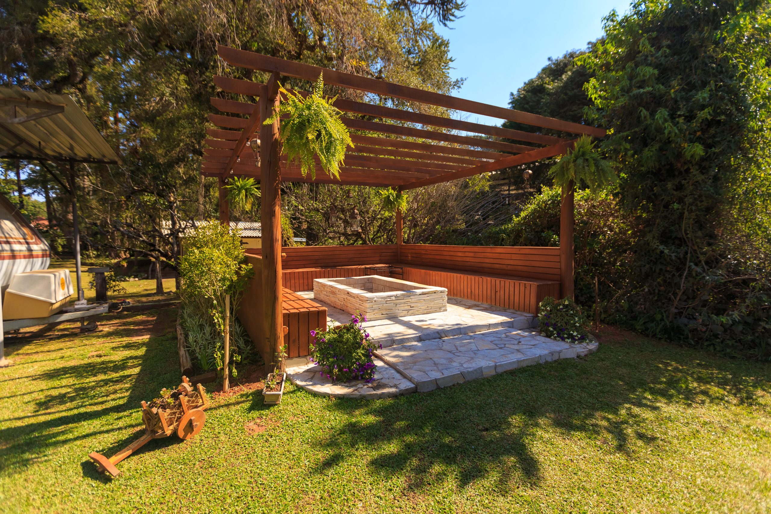 Grande pergola en bois dans un jardin verdoyant