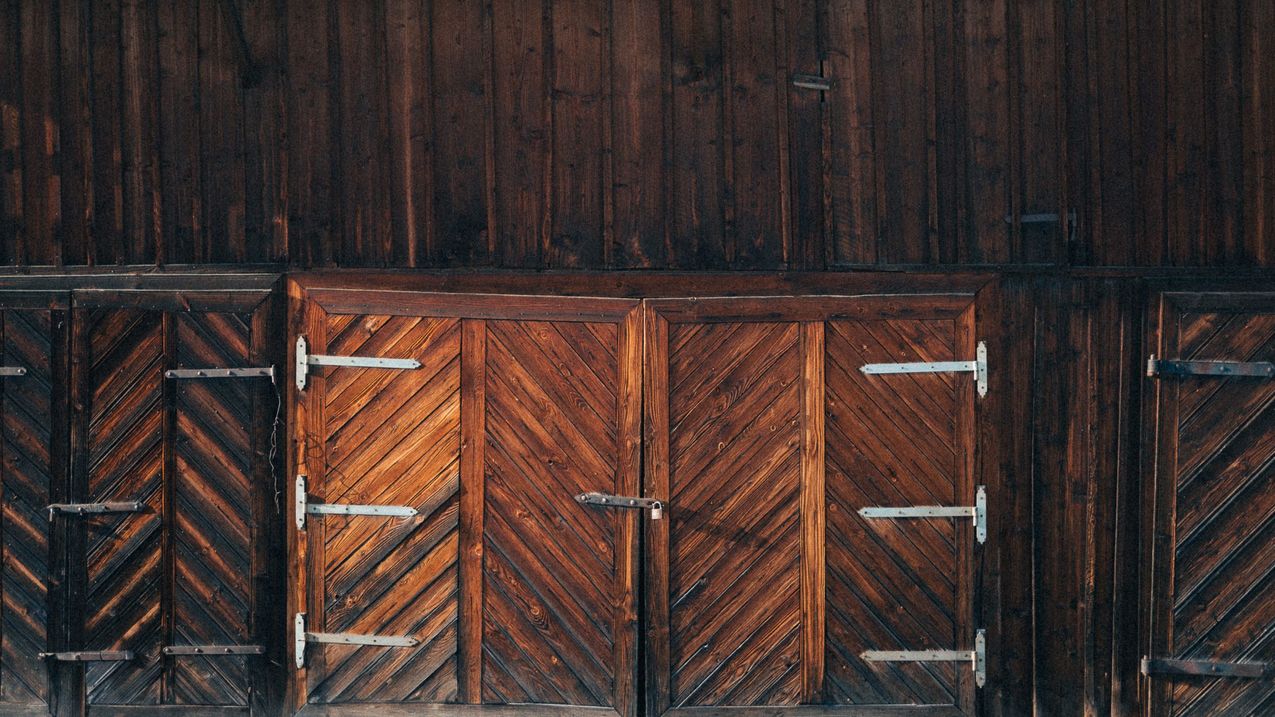 Portes grange bois motif chevrons charnières