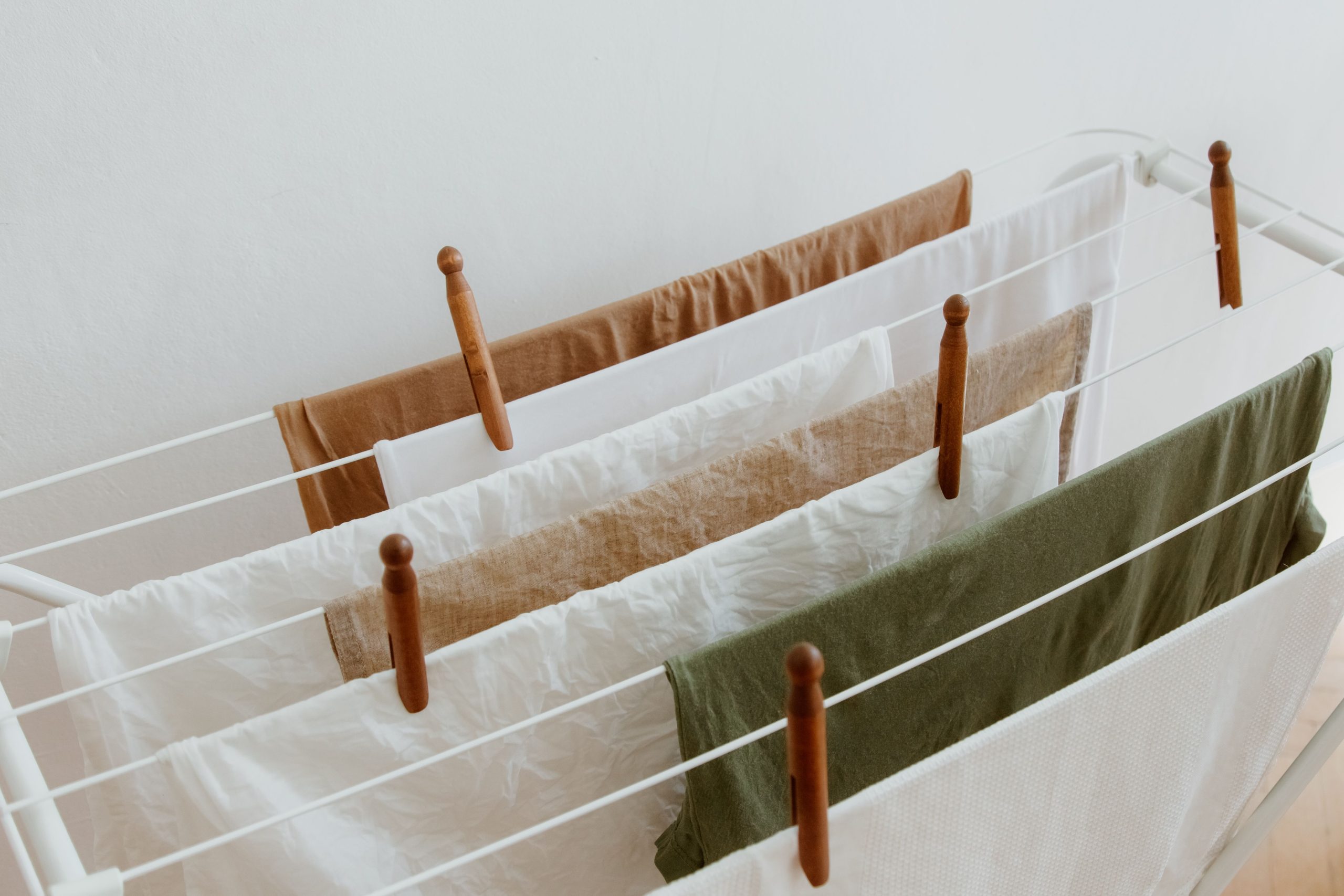 Linge qui sèche rapidement sur étendoir intérieur