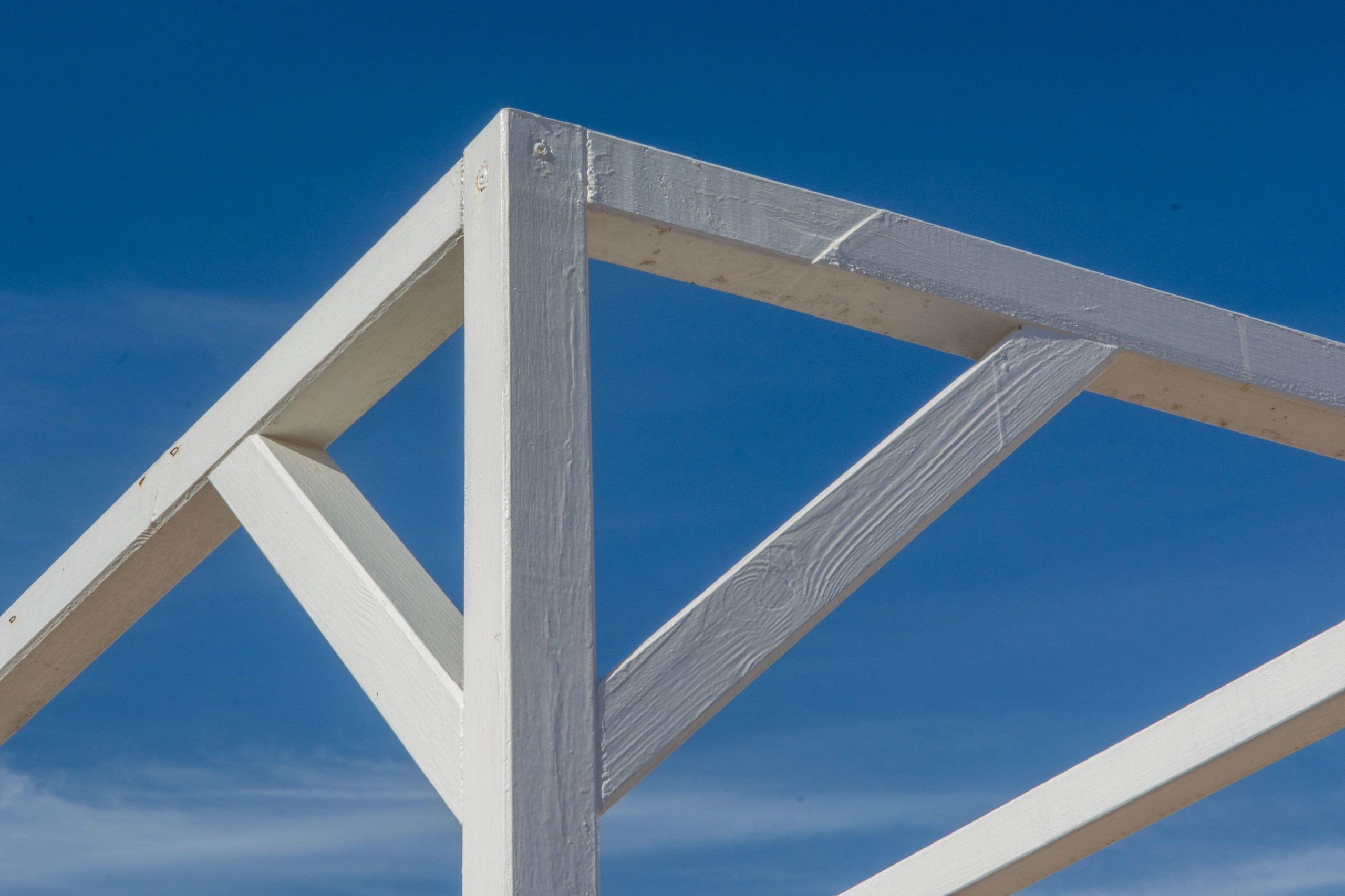 Structure géométrique blanche minimale ciel bleu