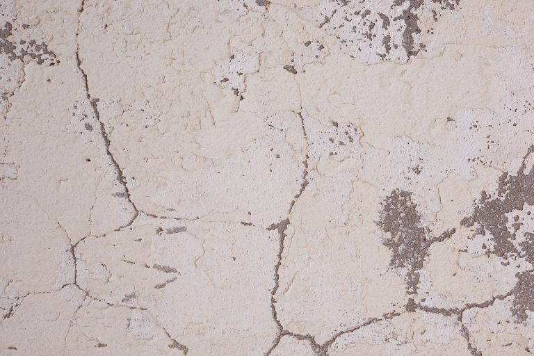 Fissure dans ton plafond : c’est grave ou pas ?