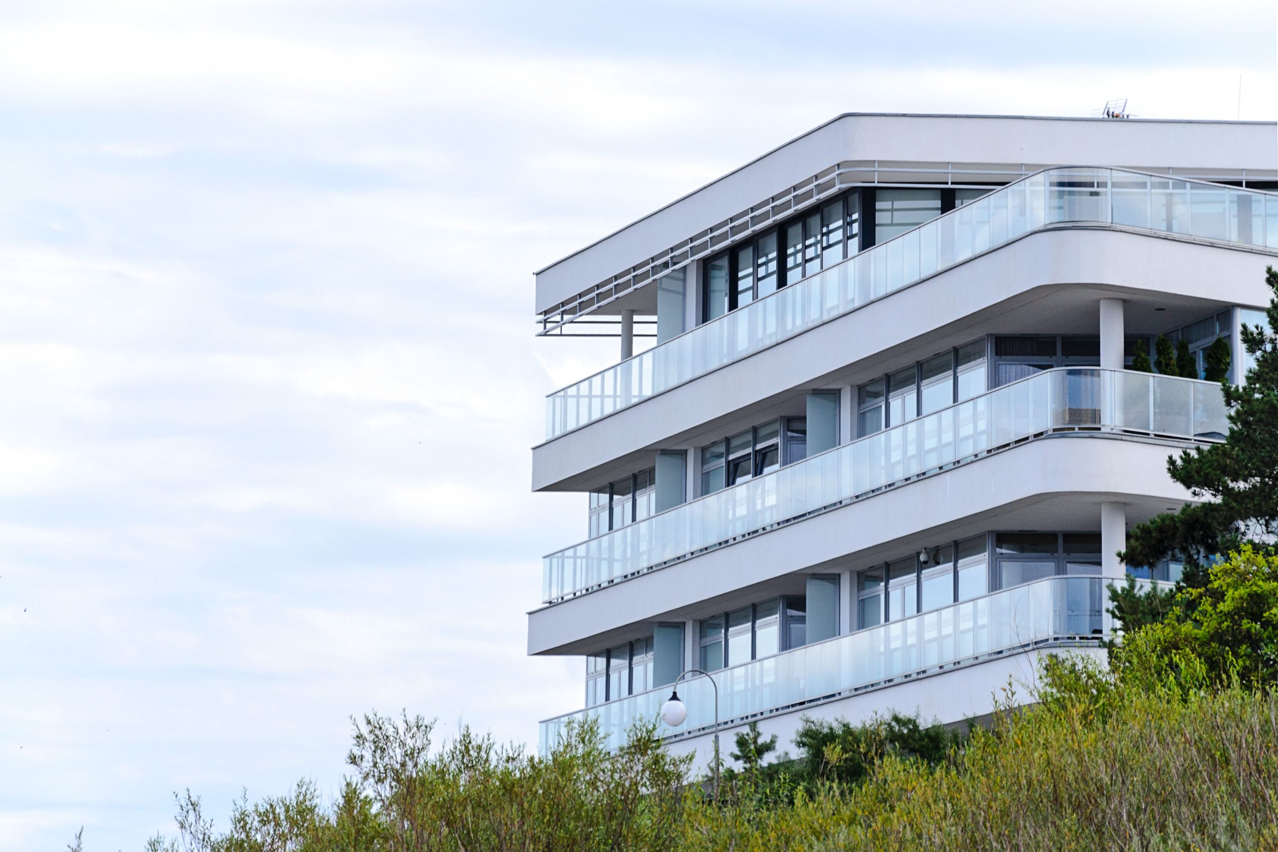Immeuble moderne balcons verre design contemporain