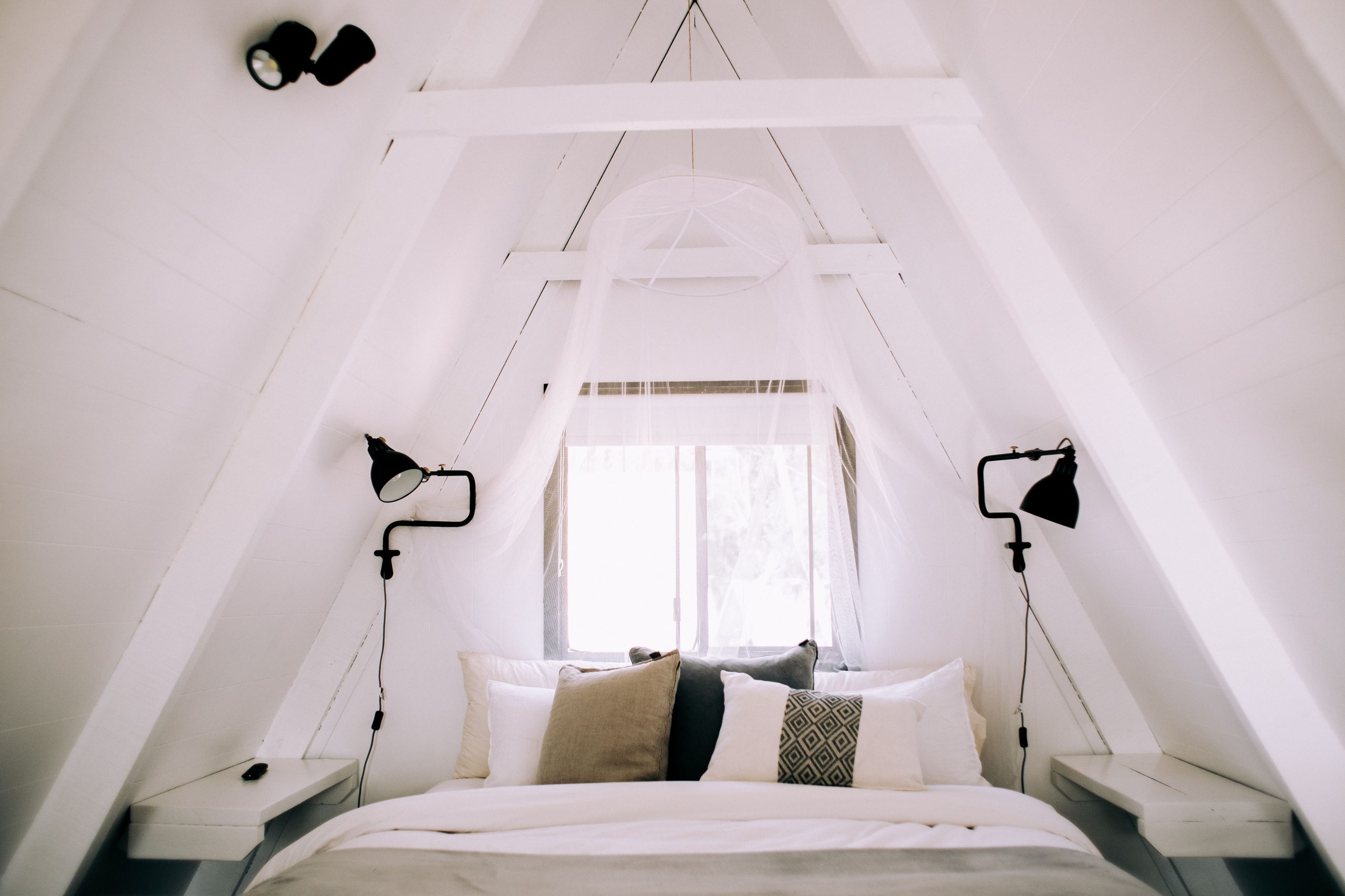 Chambre mansardée lumineuse avec poutres apparentes