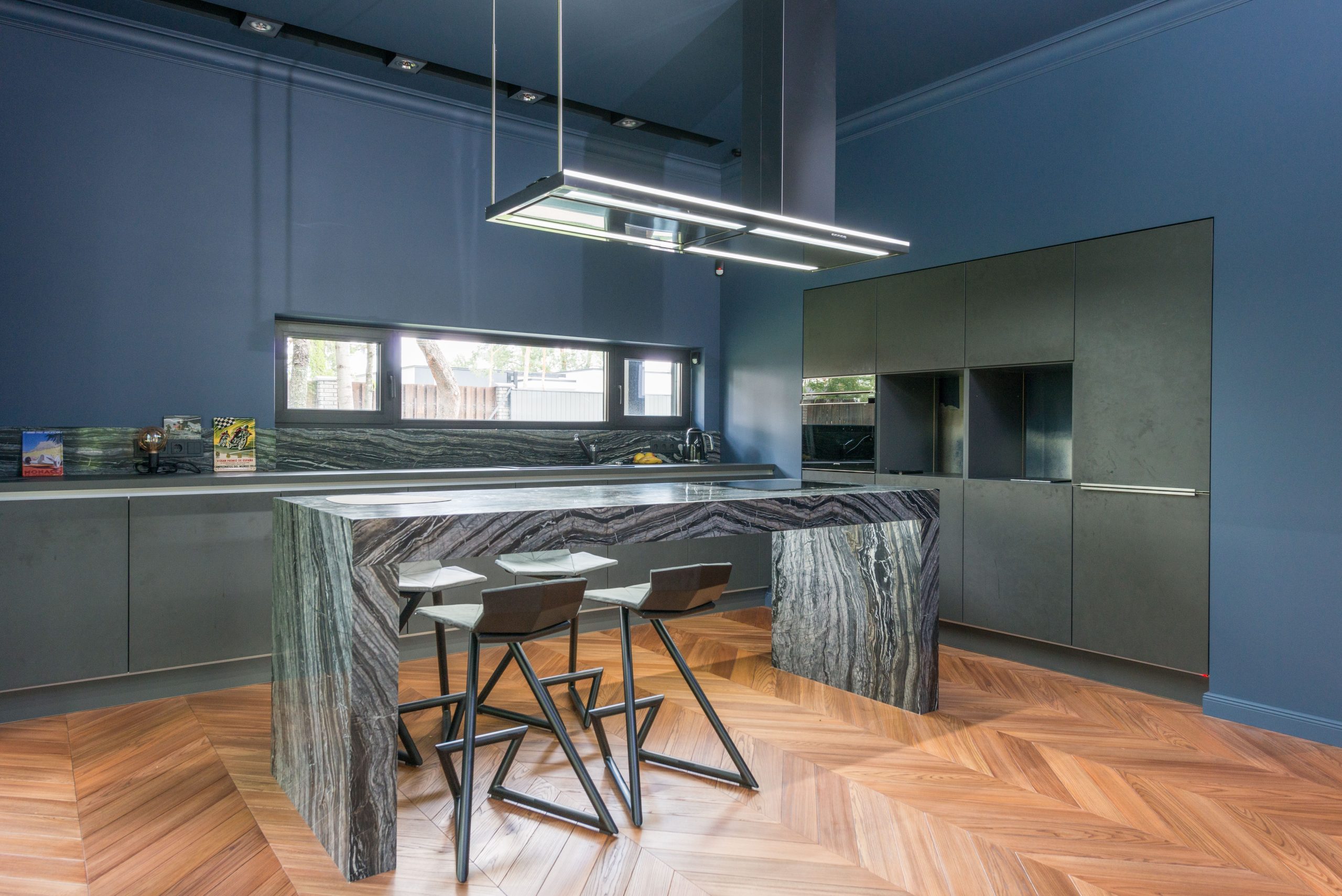 Cuisine contemporaine bleue avec îlot en granit