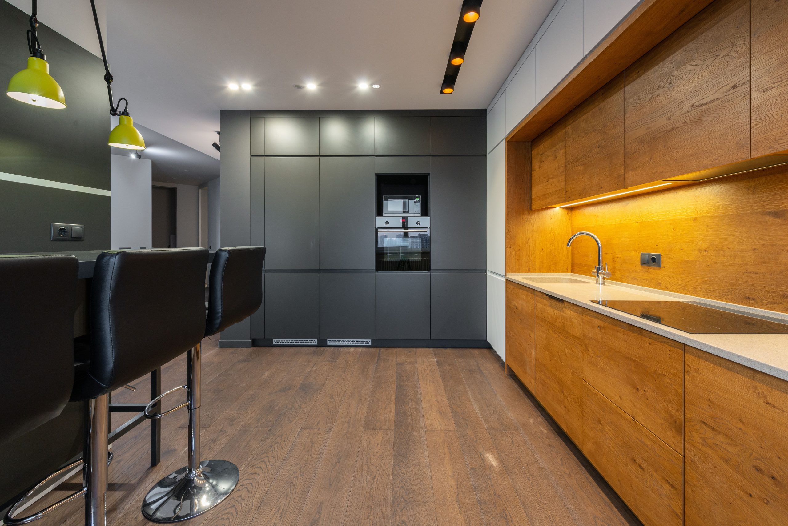 Cuisine spacieuse bois avec design épuré et luminaire