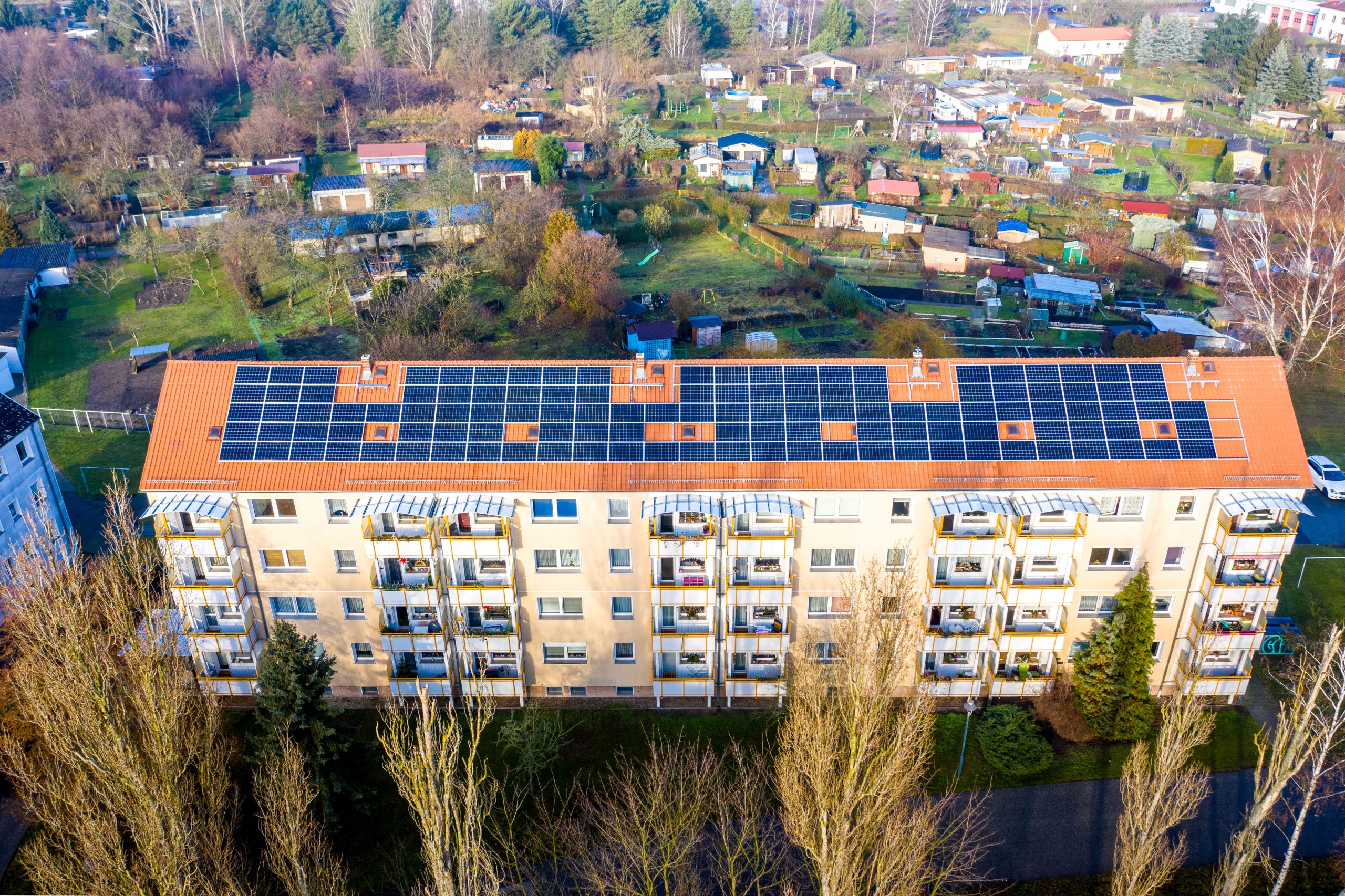 Vue aérienne immeuble panneaux solaires toiture