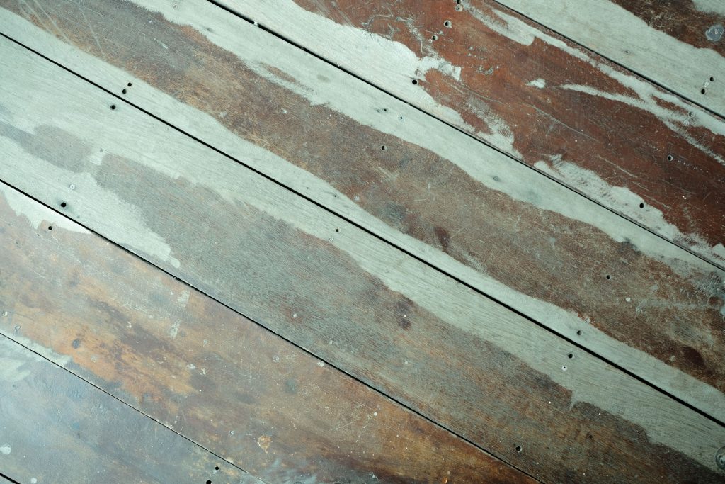Plancher pas droit dans une vieille maison : que faire ?